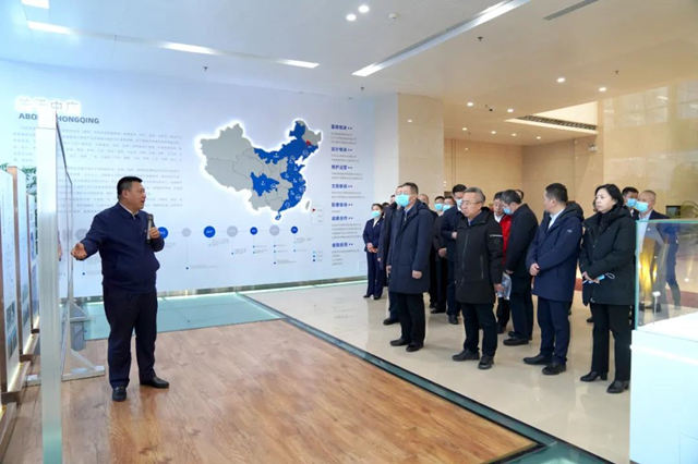中庆集团党委书记、董事长孙举庆作集团介绍_副本.jpg